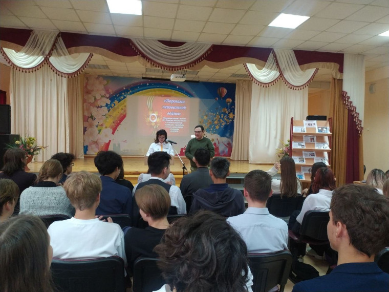 В Международный день школьных библиотек состоялась встреча учеников 10-х классов с литературными деятелями.